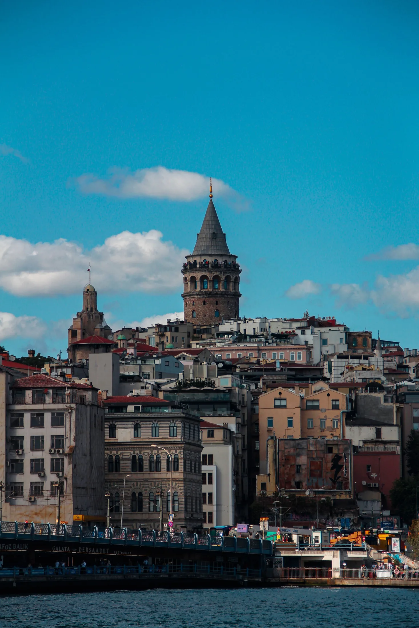 İstanbul, Galata Kulesi ve kıyı silüeti
